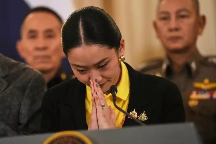 佩通坦舉行新聞發布會,就與洪森通話外洩風波道歉。AP圖片